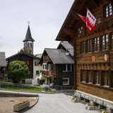 Le centre du village de Veysonnaz avec, au premier plan, le bâtiment communal.